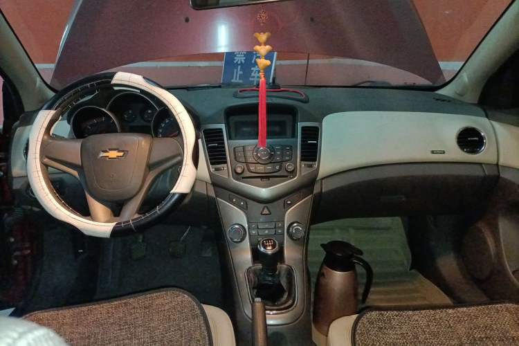 Used Chevrolet Cruze 2015 1.5L Classic SE MT Center Console