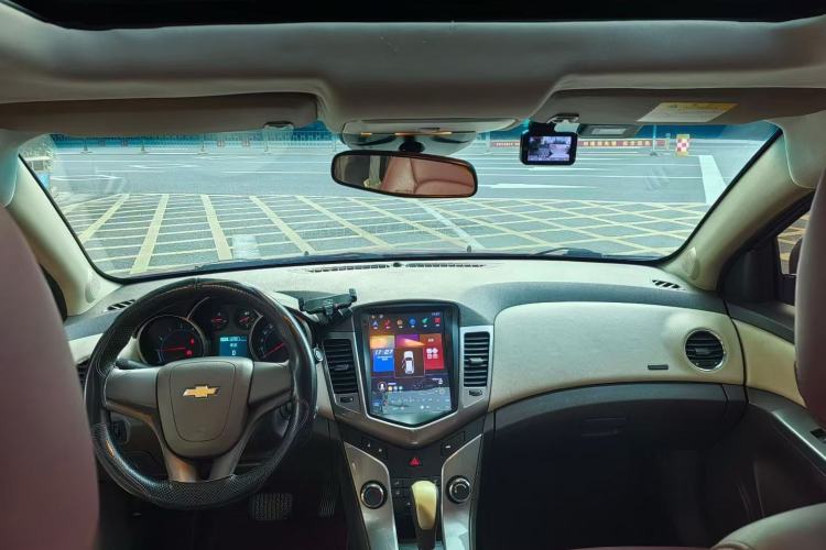 Used Chevrolet Cruze 2015 1.5L Classic SE AT Center Console