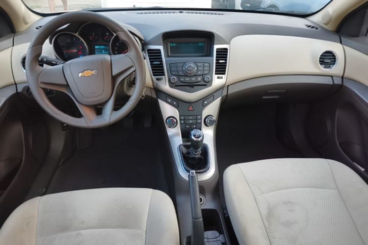 Used Chevrolet Cruze 2015 1.5L Classic SL MT Center Console