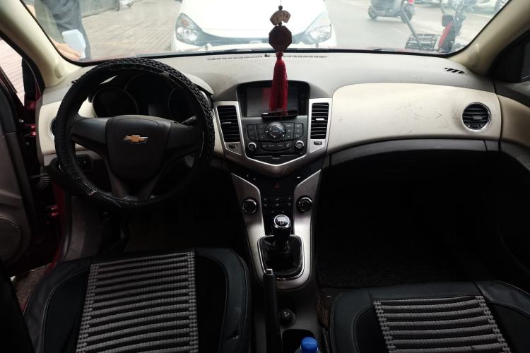 Used Chevrolet Cruze 2015 1.5L Classic SL MT Center Console