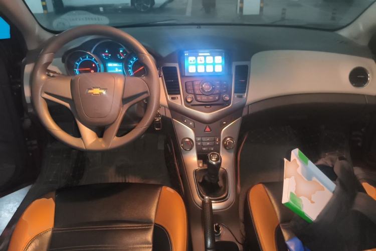 Used Chevrolet Cruze 2015 1.5L Classic SL MT Center Console