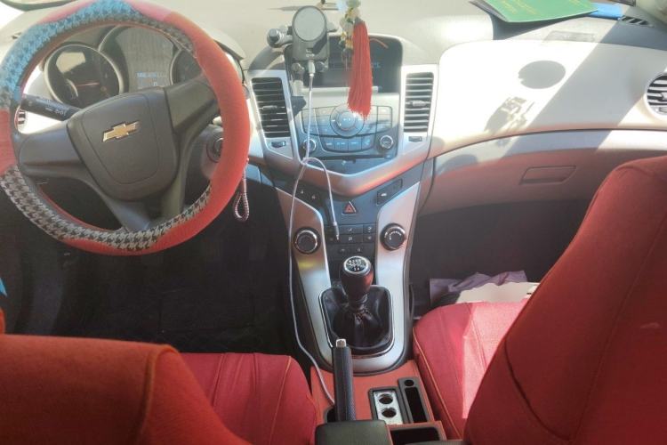 Used Chevrolet Cruze 2015 1.5L Classic SL MT Center Console