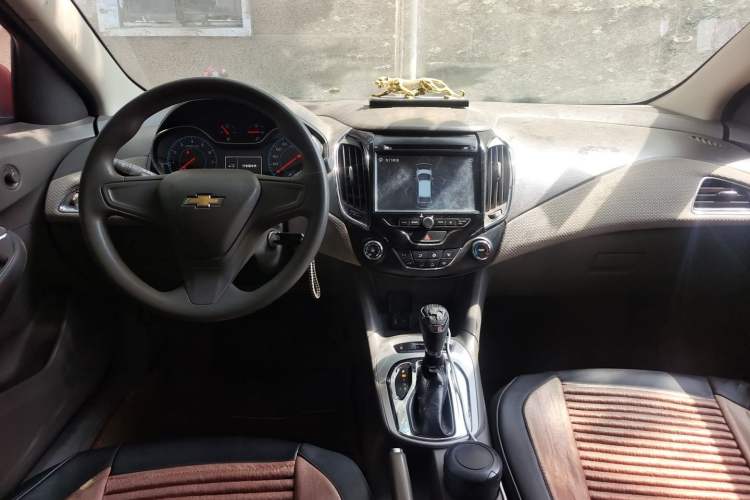 Used Chevrolet Cruze 2015 1.5L Automatic Fashion Navigation Edition Center Console