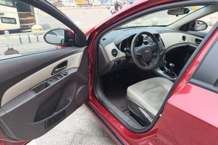 Used Chevrolet Cruze 2015 1.5L Classic SE MT Driver Seat