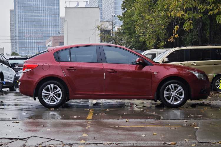 Used Chevrolet Cruze 2015 Hatchback 1.6L Automatic Comfort Edition Exterior 6