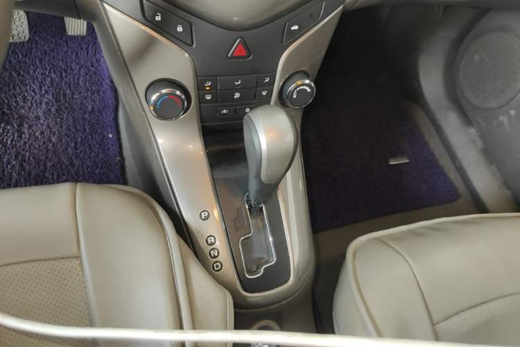 Used Chevrolet Cruze 2015 1.5L Classic SE AT Gear Lever