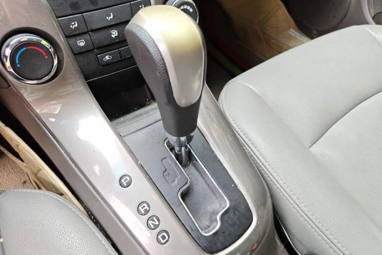 Used Chevrolet Cruze 2015 1.5L Classic SE AT Gear Lever