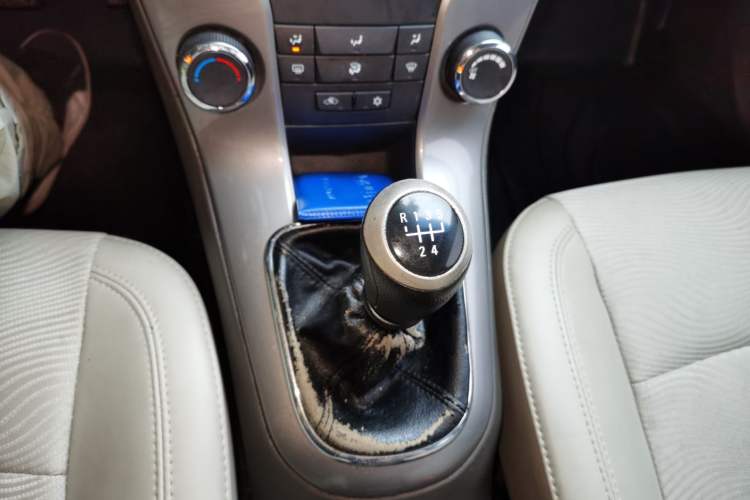 Used Chevrolet Cruze 2015 1.5L Classic SE MT Gear Lever