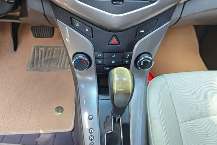 Used Chevrolet Cruze 2015 1.5L Classic SE AT Gear Lever