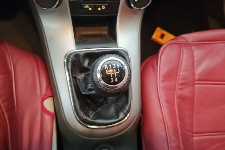Used Chevrolet Cruze 2015 1.5L Classic SL MT Gear Lever