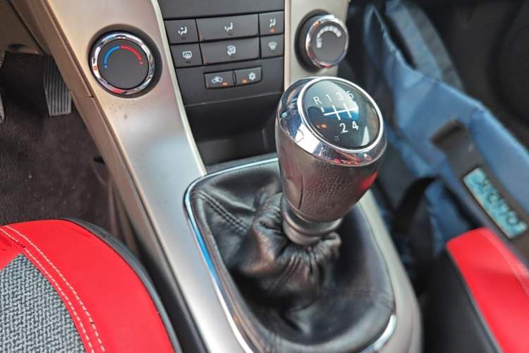 Used Chevrolet Cruze 2015 1.5L Classic SL MT Gear Lever