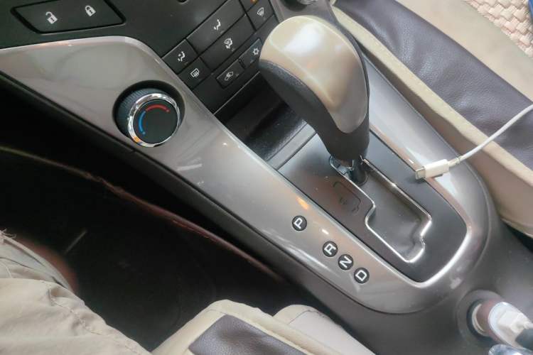 Used Chevrolet Cruze 2015 1.5L Classic SE AT Gear Lever
