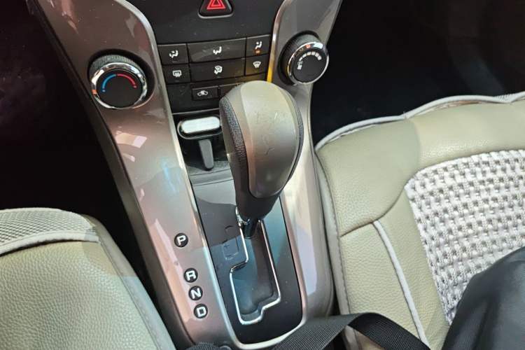 Used Chevrolet Cruze 2015 1.5L Classic SE AT Gear Lever