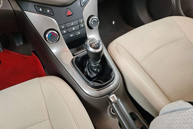 Used Chevrolet Cruze 2015 1.5L Classic SE MT Gear Lever