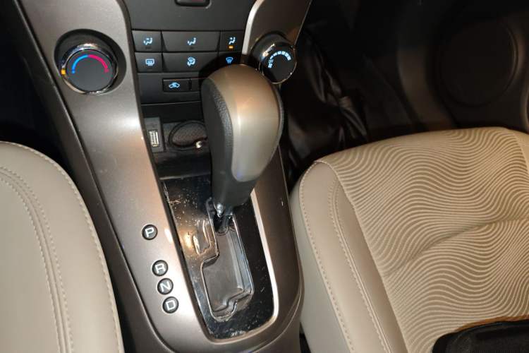 Used Chevrolet Cruze 2015 1.5L Classic SE AT Gear Lever