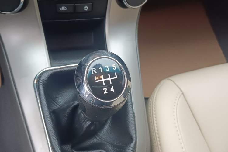 Used Chevrolet Cruze 2015 1.5L Classic SL MT Gear Lever