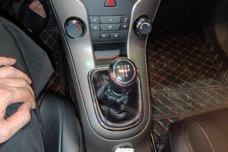 Used Chevrolet Cruze 2015 1.5L Classic SE MT Gear Lever