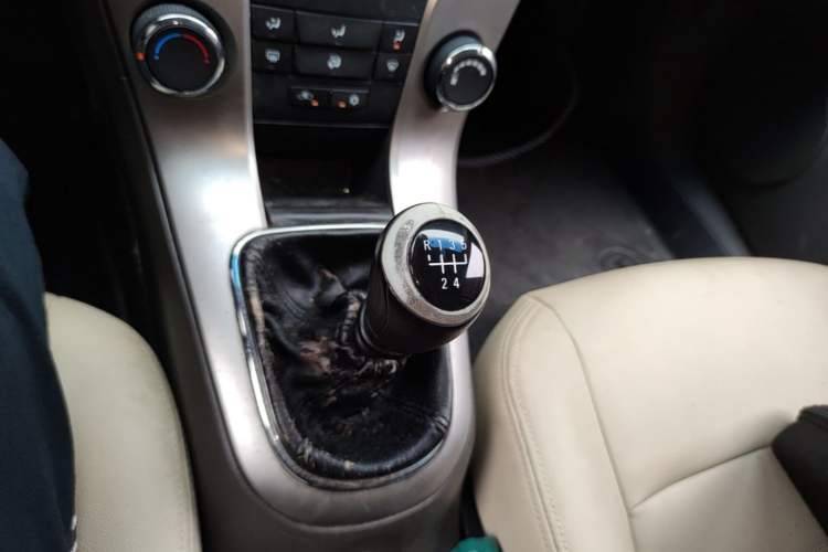 Used Chevrolet Cruze 2015 1.5L Classic SL MT Gear Lever