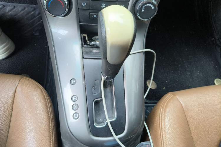 Used Chevrolet Cruze 2015 1.5L Classic SE AT Gear Lever