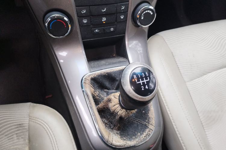 Used Chevrolet Cruze 2015 1.5L Classic SE MT Gear Lever