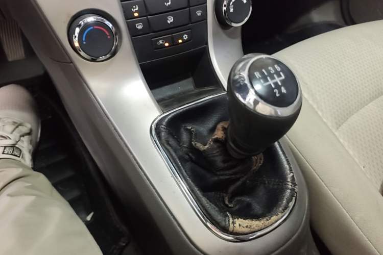 Used Chevrolet Cruze 2015 1.5L Classic SL MT Gear Lever