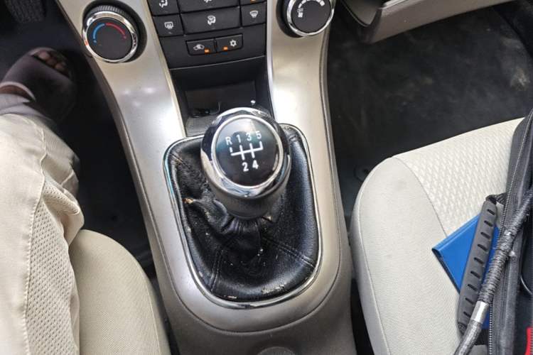 Used Chevrolet Cruze 2015 1.5L Classic SL MT Gear Lever
