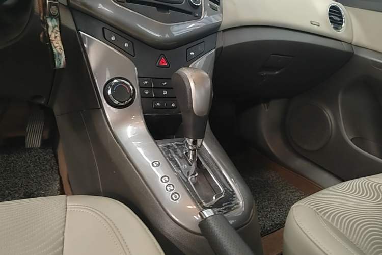 Used Chevrolet Cruze 2015 1.5L Classic SE AT Gear Lever