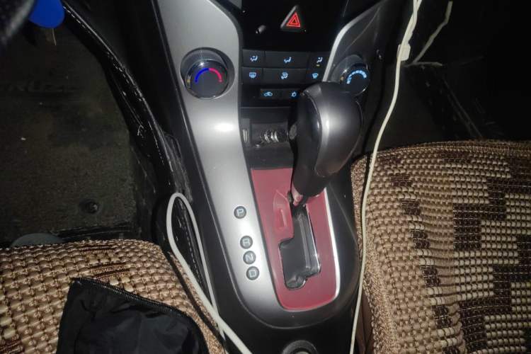 Used Chevrolet Cruze 2015 Hatchback 1.6L Automatic Comfort Edition Gear Lever