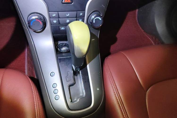 Used Chevrolet Cruze 2015 1.5L Classic SE AT Gear Lever