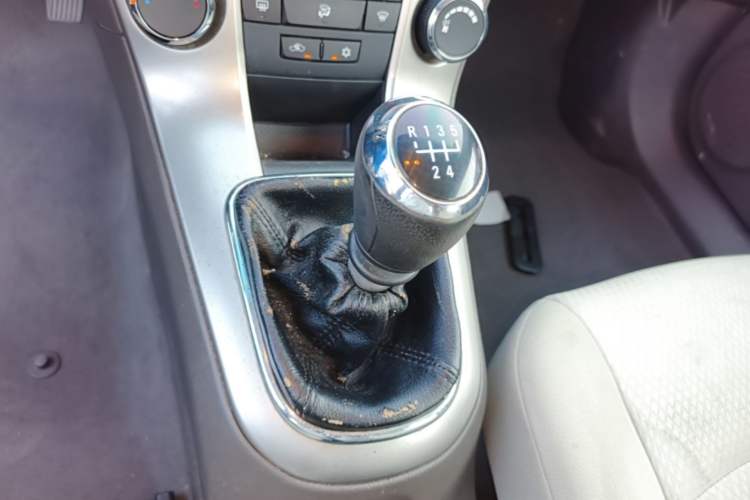 Used Chevrolet Cruze 2015 1.5L Classic SL MT Gear Lever
