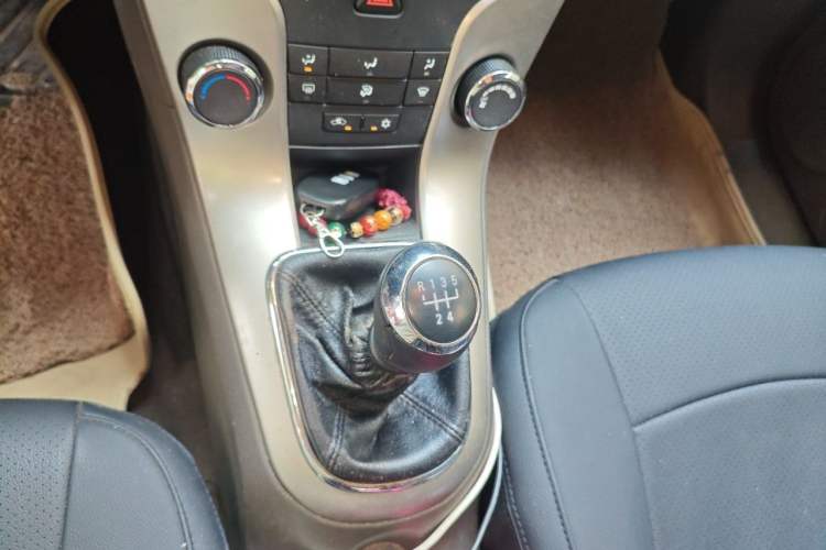 Used Chevrolet Cruze 2015 1.5L Classic SL MT Gear Lever