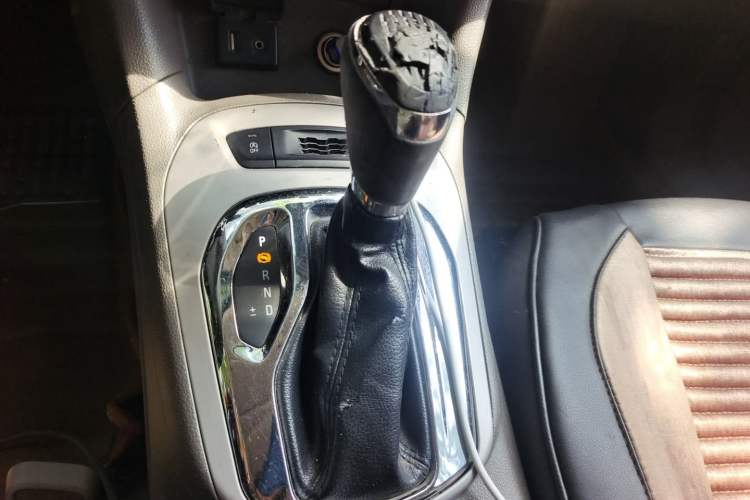 Used Chevrolet Cruze 2015 1.5L Automatic Fashion Navigation Edition Gear Lever
