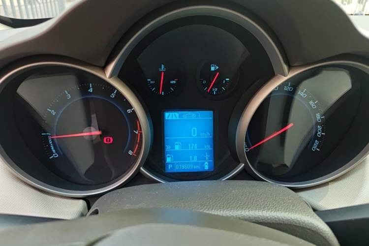 Used Chevrolet Cruze 2015 1.5L Classic SE AT Instrument Cluster
