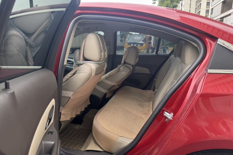 Used Chevrolet Cruze 2015 1.5L Classic SE AT Interior 1