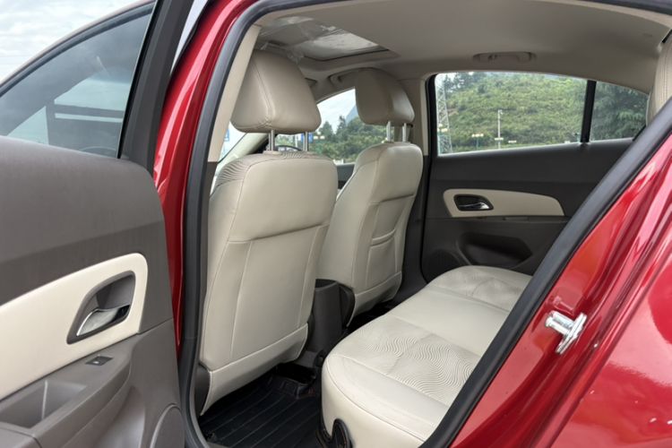 Used Chevrolet Cruze 2015 1.5L Classic SE AT Interior 11