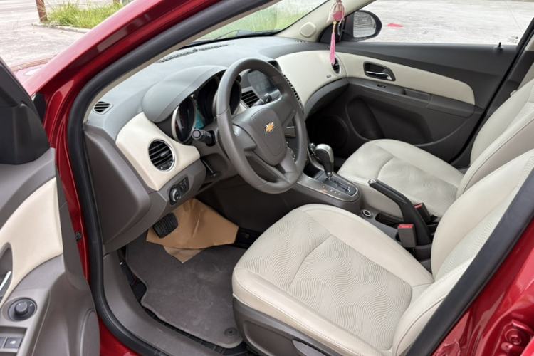 Used Chevrolet Cruze 2015 1.5L Classic SE AT Interior 13