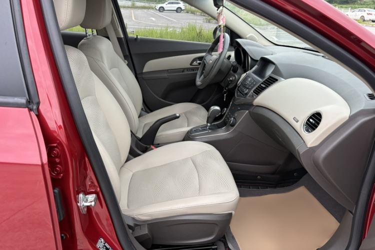 Used Chevrolet Cruze 2015 1.5L Classic SE AT Interior 15