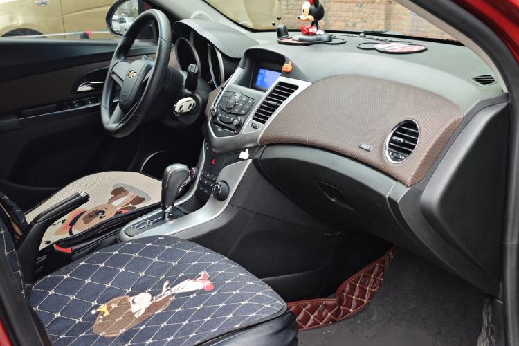 Used Chevrolet Cruze 2015 Hatchback 1.6L Automatic Comfort Edition Interior 2