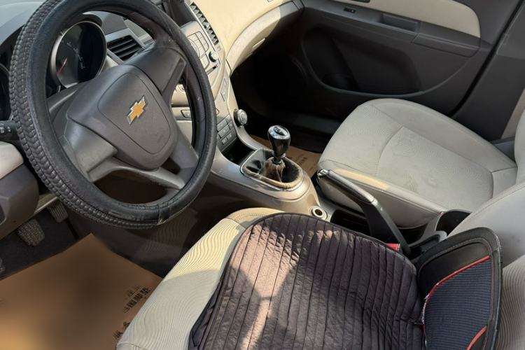 Used Chevrolet Cruze 2015 1.5L Classic SE MT Interior 2