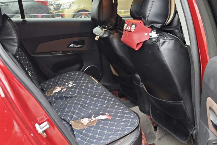 Used Chevrolet Cruze 2015 Hatchback 1.6L Automatic Comfort Edition Interior 3