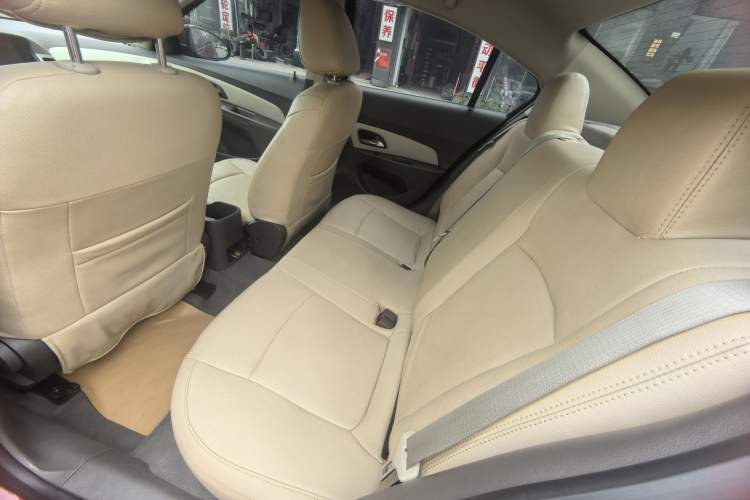 Used Chevrolet Cruze 2015 1.5L Classic SL MT Interior 4