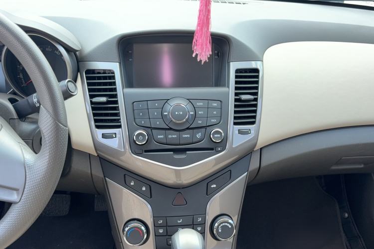 Used Chevrolet Cruze 2015 1.5L Classic SE AT Interior 5