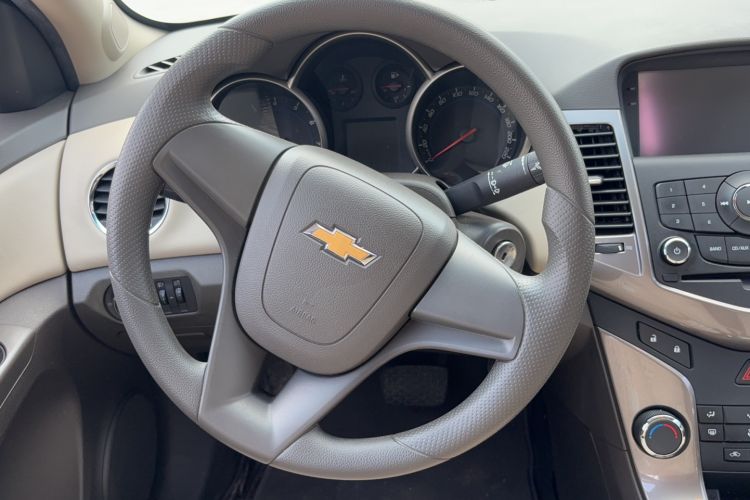 Used Chevrolet Cruze 2015 1.5L Classic SE AT Interior 6