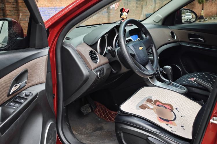 Used Chevrolet Cruze 2015 Hatchback 1.6L Automatic Comfort Edition Interior 6