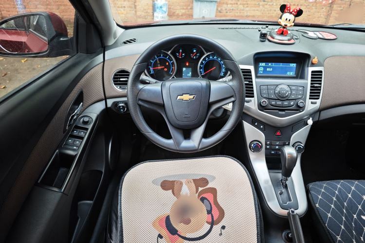 Used Chevrolet Cruze 2015 Hatchback 1.6L Automatic Comfort Edition Interior 7