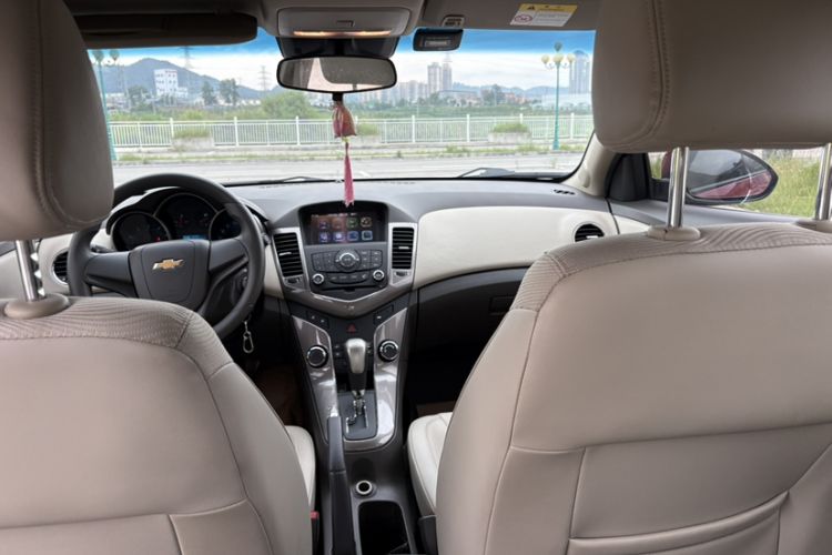 Used Chevrolet Cruze 2015 1.5L Classic SE AT Interior 8