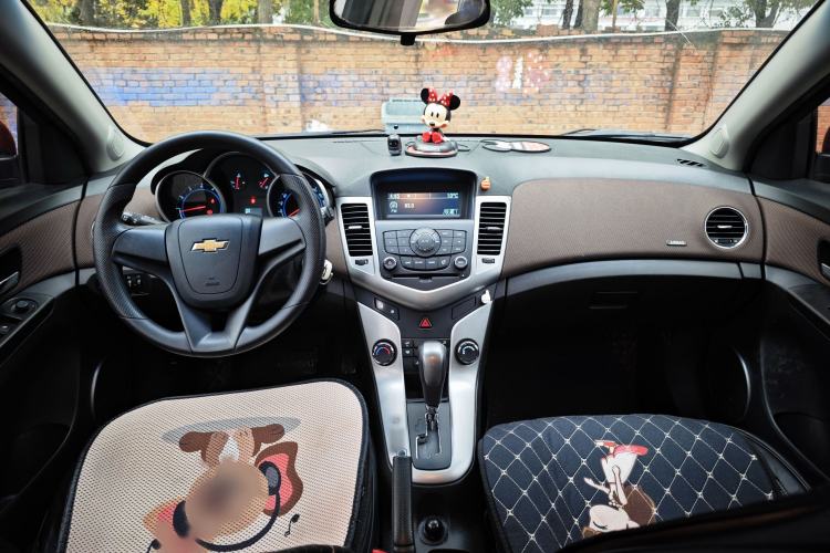 Used Chevrolet Cruze 2015 Hatchback 1.6L Automatic Comfort Edition Interior 8