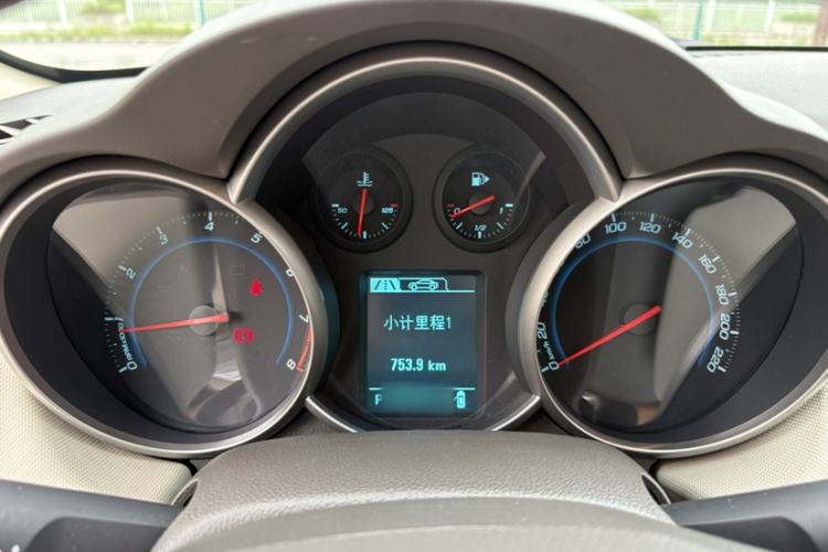Used Chevrolet Cruze 2015 1.5L Classic SE AT Interior 9