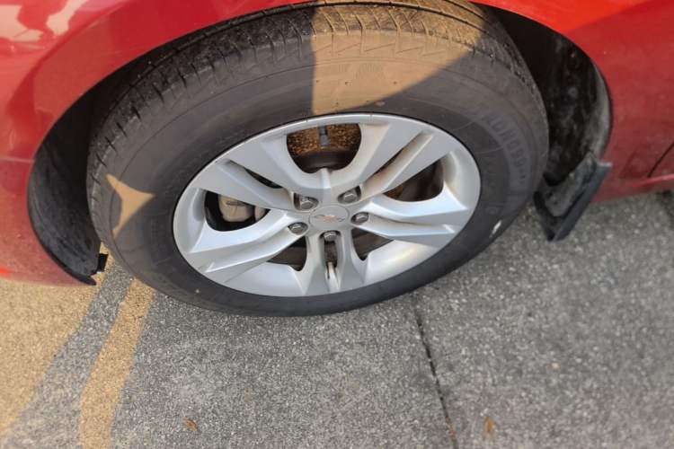 Used Chevrolet Cruze 2015 1.5L Classic SE MT Left Front Wheel Hub