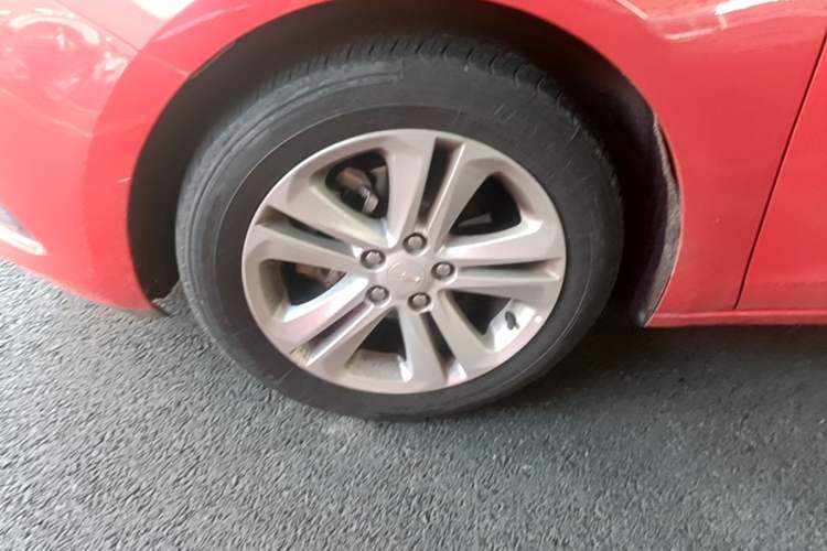 Used Chevrolet Cruze 2015 1.5L Automatic Luxury Edition Left Front Wheel Hub